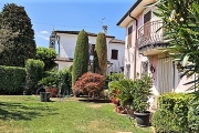 Signorile villa a Porto Mantovano con ampio giardino curato