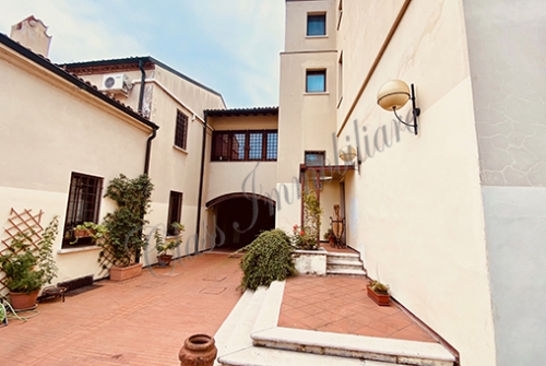 Esclusiva proprietà in centro storico a Mn