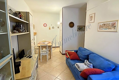 Trilocale arredato al piano secondo zona via Cavour
