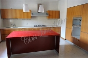 Esclusiva proprietà di 352 mq. laterale via Trento